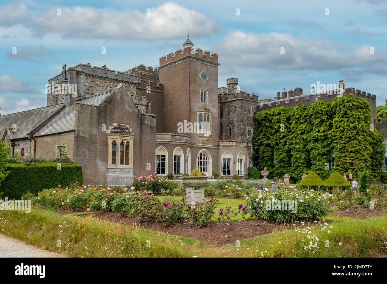 Il Giardino delle Rose e il Castello di Powderham, vicino a Dawlish, Devon, Inghilterra Foto Stock