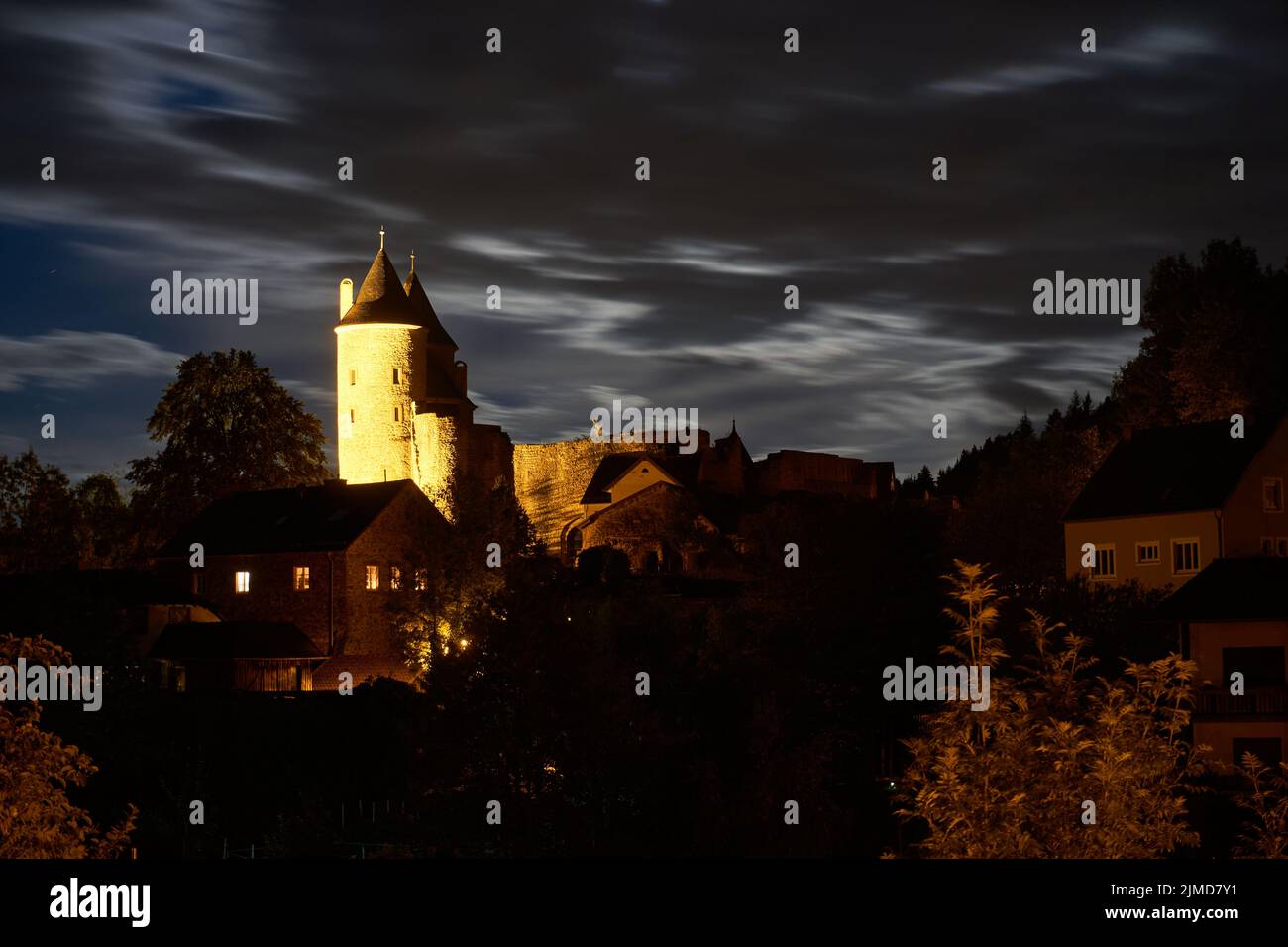 Un castello fantasma nel cielo notturno a luna piena Foto Stock