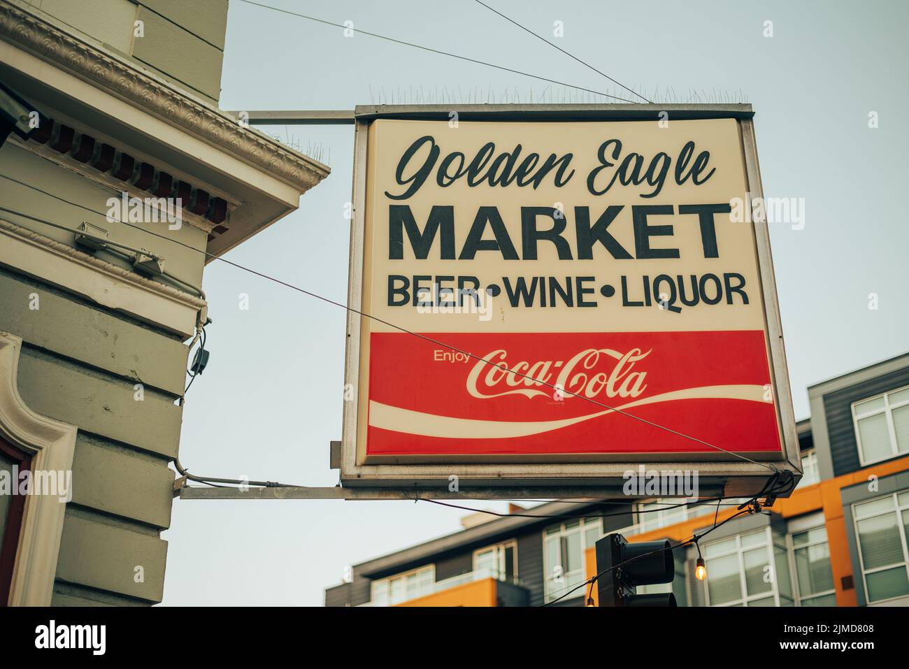 Cartello d'epoca Golden Eagle Market, nel Mission District, San Francisco, California Foto Stock