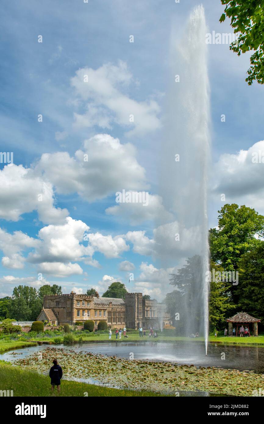 Centennial Fountain e Forde Abbey, Chard, Somerset, Inghilterra Foto Stock