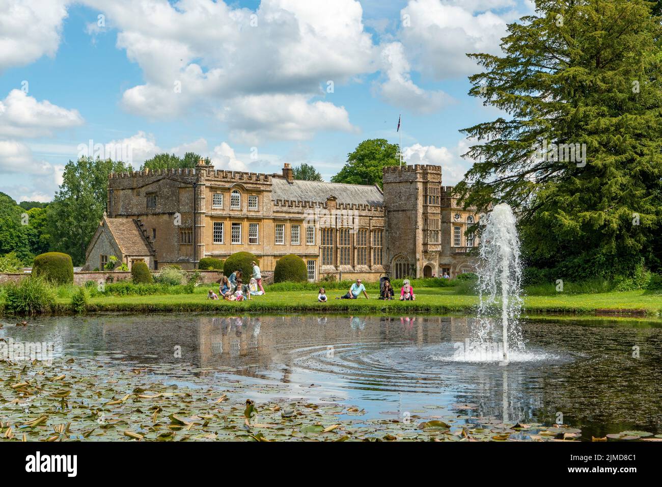 Centennial Fountain e Forde Abbey, Chard, Somerset, Inghilterra Foto Stock