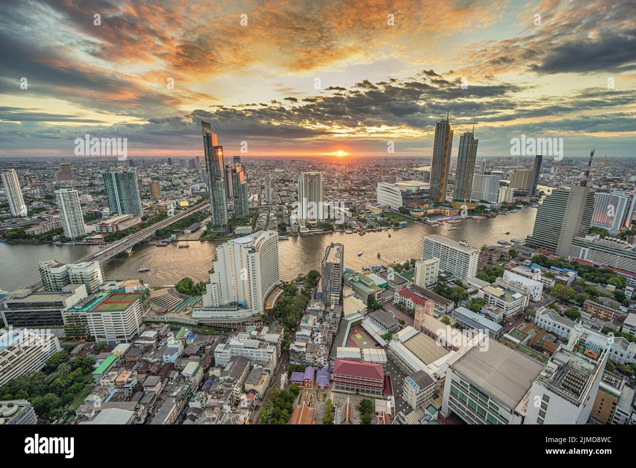 Bangkok Thailandia, skyline della città al tramonto sul fiume Chao Phraya e l'icona Siam Foto Stock