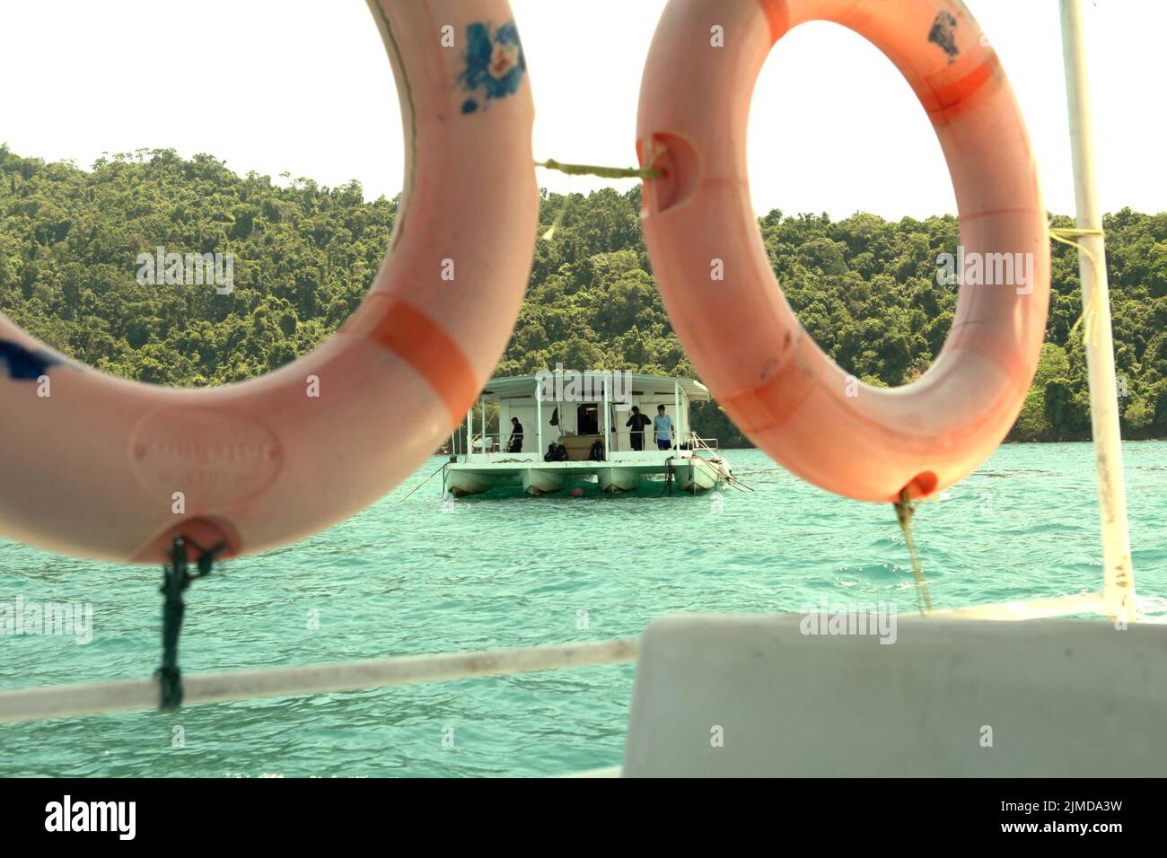Una barca per l'attrazione di mare a piedi galleggia sul mare vicino Pulau Sapi (Isola Sapi), una parte del Parco Tunku Abdul Rahman a Sabah, Malesia. Foto Stock