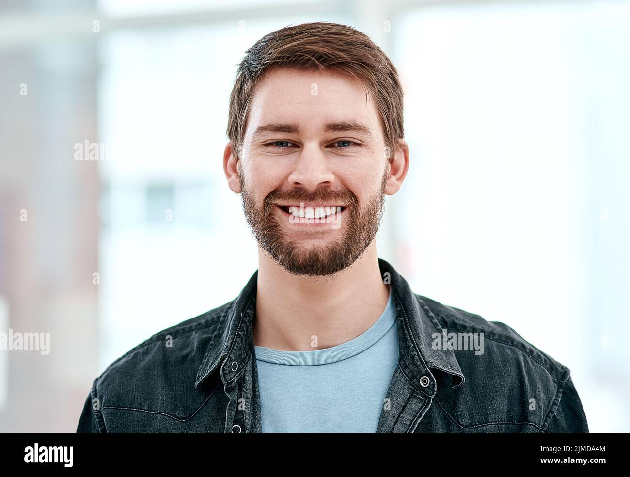 La vostra mente ha il potere di ispirare un cambiamento positivo. Ritratto di un giovane felice a casa. Foto Stock
