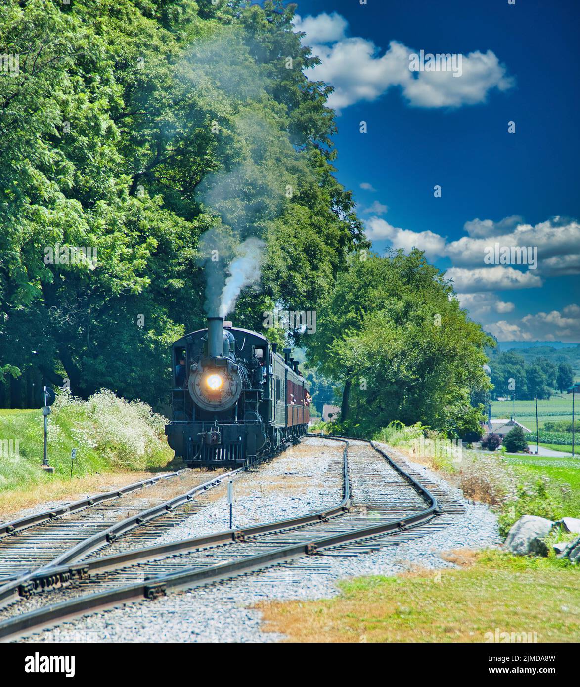 Locomotiva a vapore d'epoca restaurata con autovetture Foto Stock