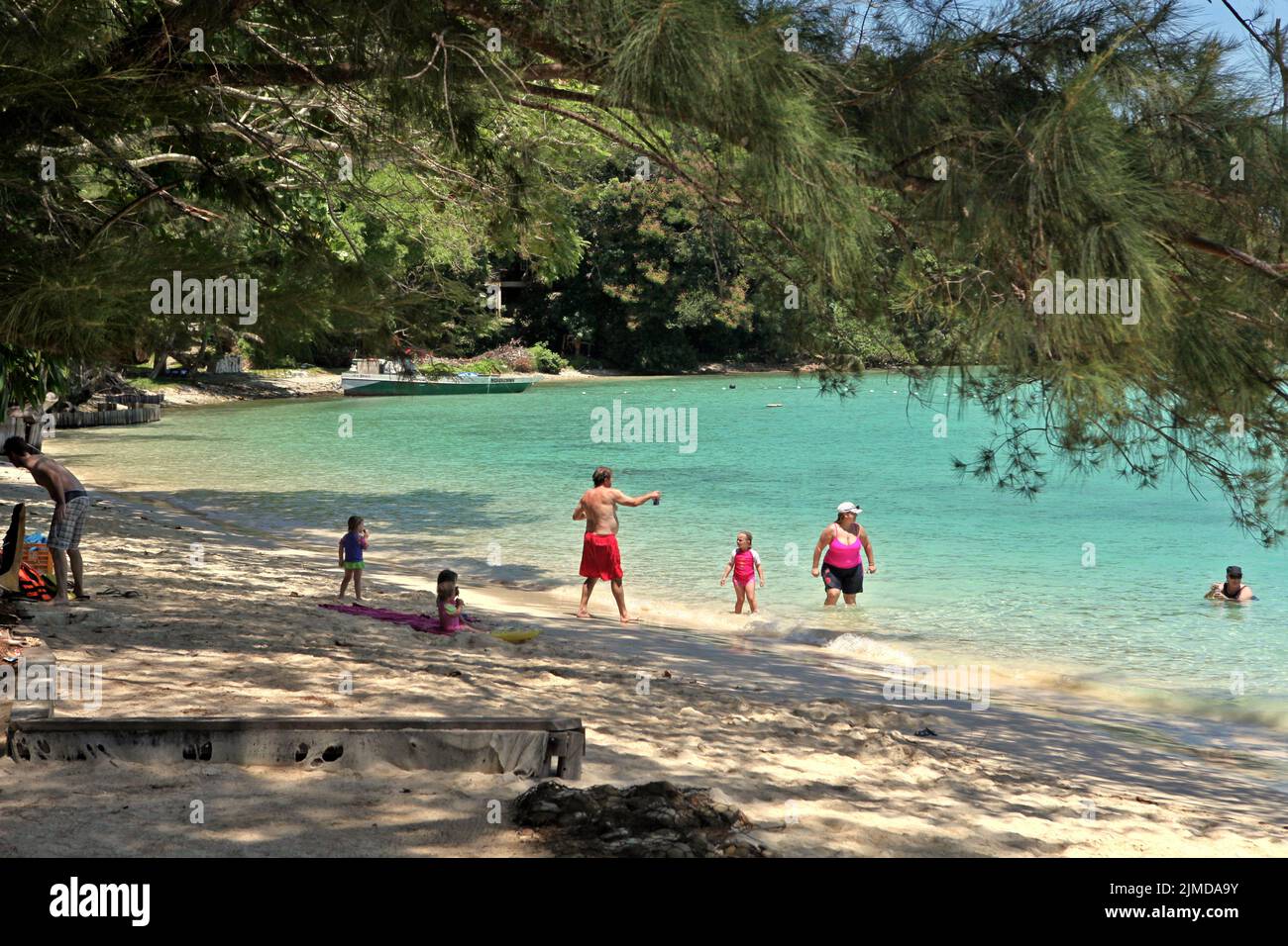 I visitatori hanno tempo libero sulla spiaggia di Pulau Sapi (Isola Sapi), una parte del Parco Tunku Abdul Rahman a Sabah, Malesia. Foto Stock