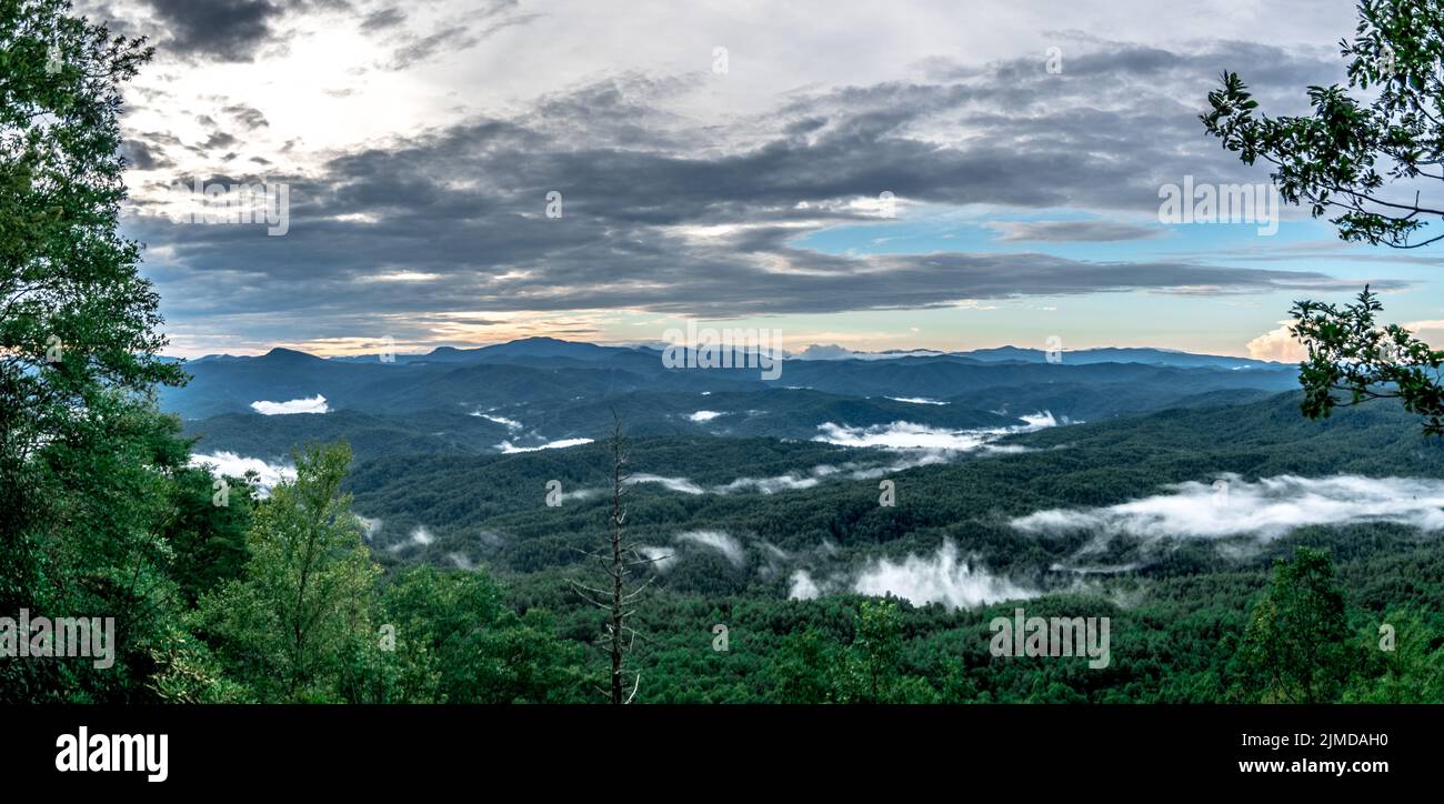 Vista sul lago Jocassee al tramonto, da Jumping Off Rock, South Carolina Foto Stock