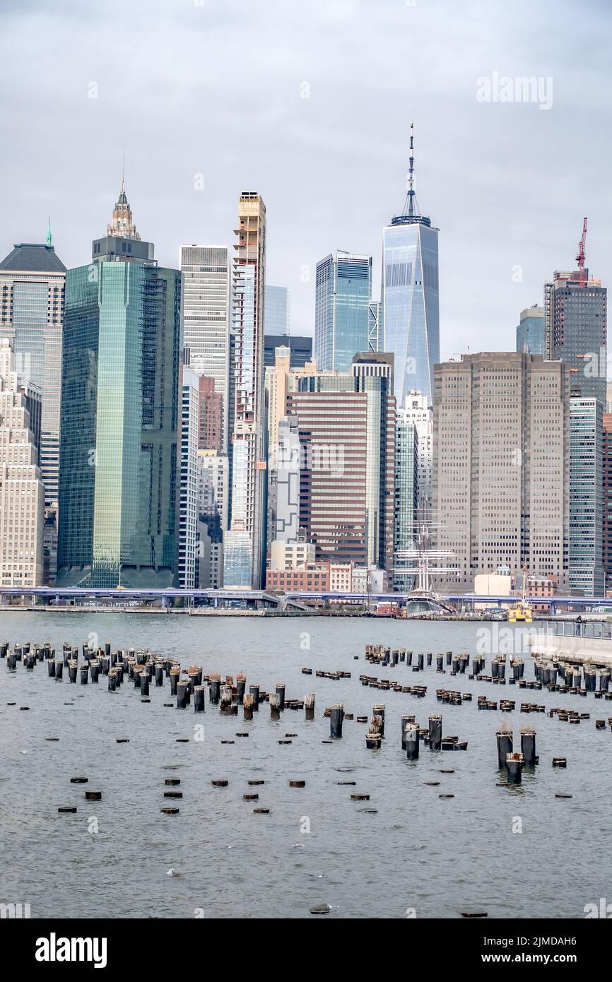 Skyline di New york in una giornata nuvolosa Foto Stock