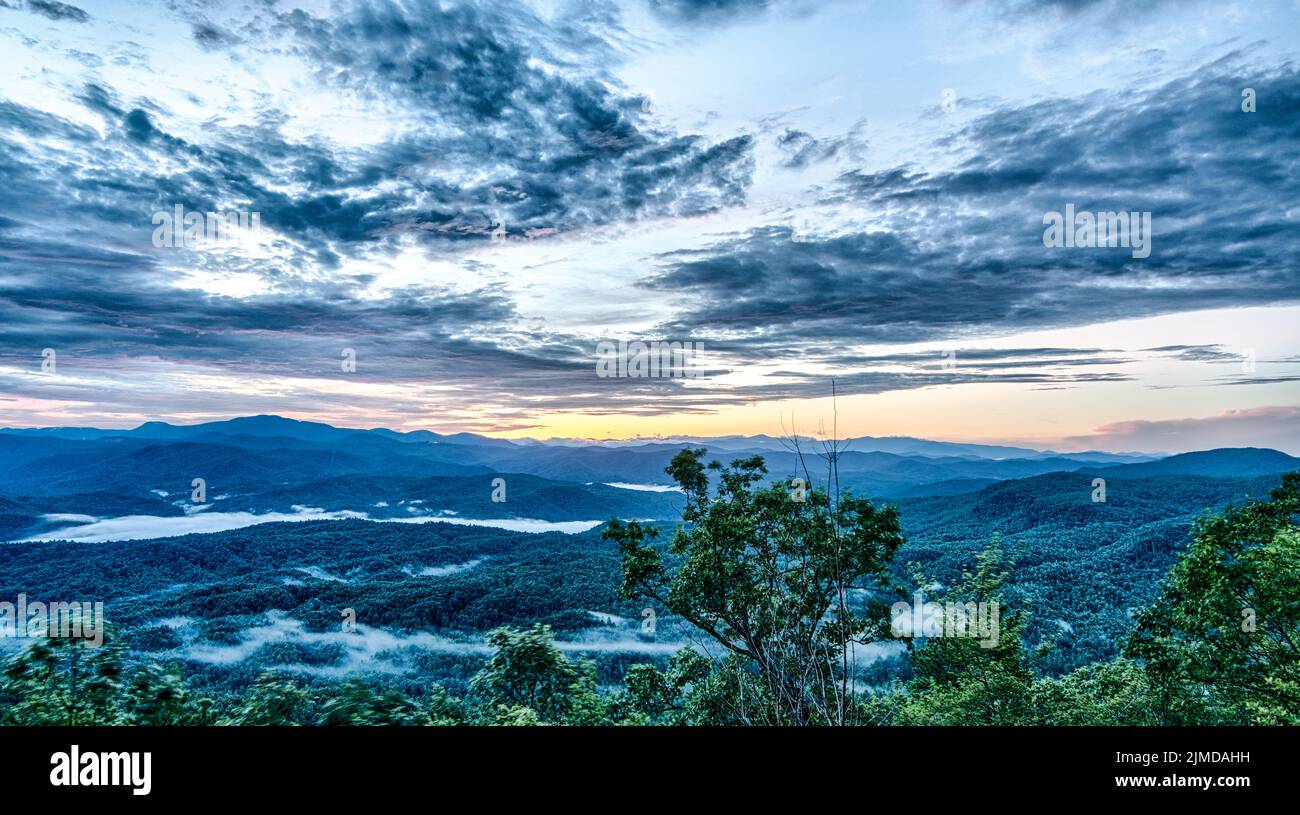 Vista sul lago Jocassee al tramonto, da Jumping Off Rock, South Carolina Foto Stock