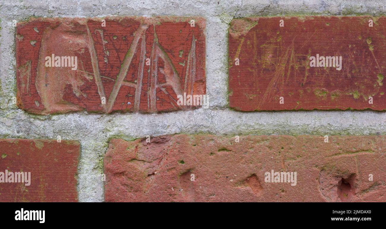 Sfondo. Muro della scuola di 180 anni - sfondo antico e spazio copia. Foto Stock