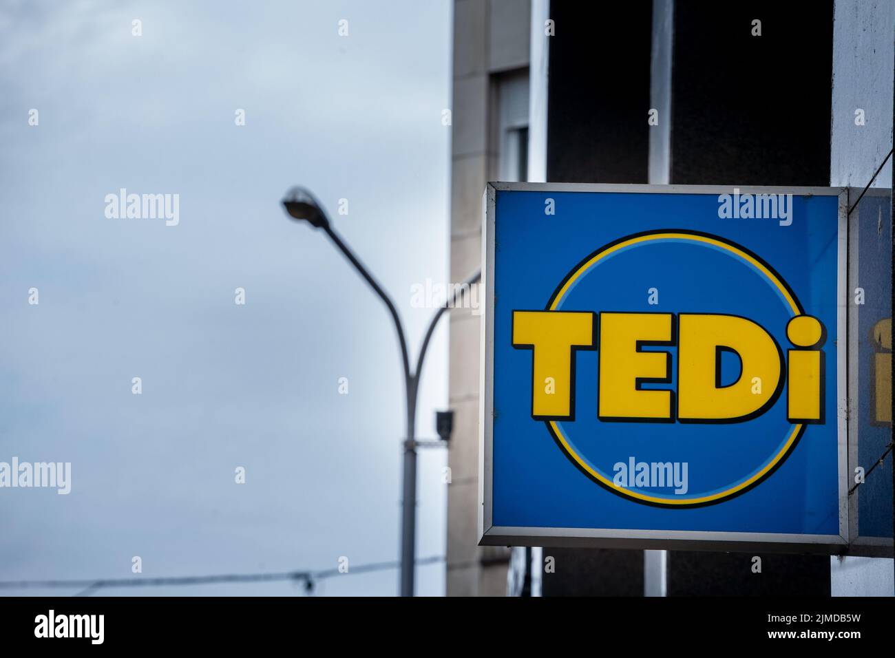 Immagine di un cartello con il logo DI TEDI sul loro supermercato per Zagabria, Croazia. Tedi è un rivenditore tedesco di prodotti non alimentari con 2699 filiali in Germania, A. Foto Stock