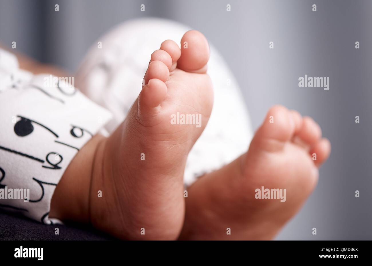 La vita è appena iniziata, una bambine irriconoscibile adorabile piedi a casa. Foto Stock