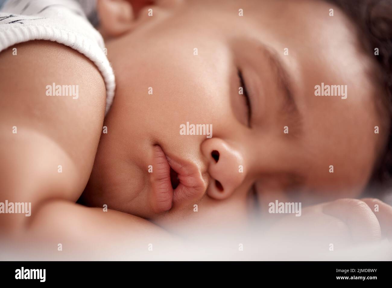 Qualcosa di così rilassante da guardare un bambino dormire. Un bambino adorabile che dorme tranquillamente sul letto di casa. Foto Stock