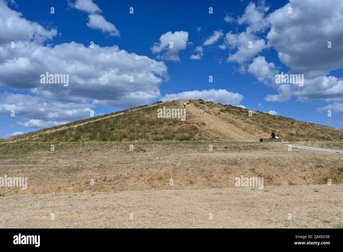 Londra, Regno Unito. 5th ago 2022. Northala Fields colline artificiali create dalle macerie degli stadi di Wembley e White City, Londra, Regno Unito. 5th agosto 2022. Credit: Vedi li/Picture Capital/Alamy Live News Foto Stock