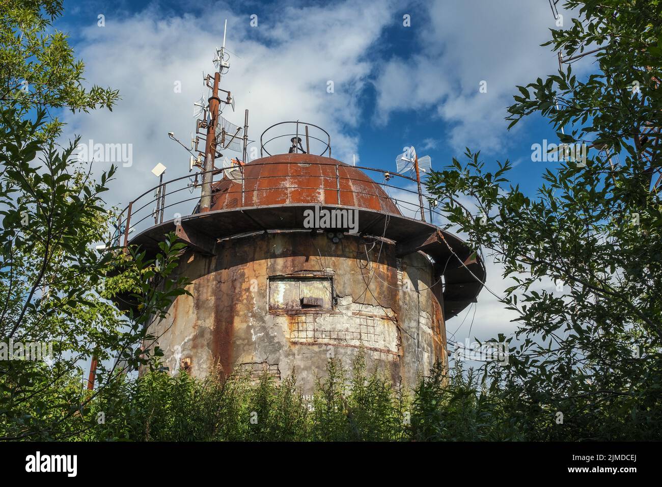 Torre militare abbandonata con antenne Foto Stock