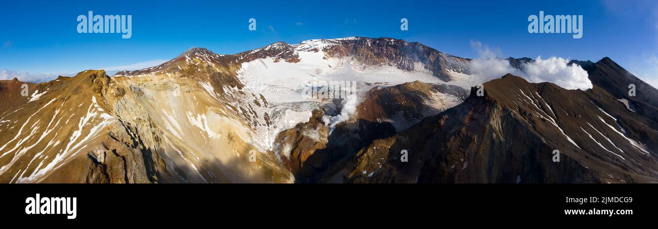 Cratere del vulcano Mutnovsky attivo Foto Stock