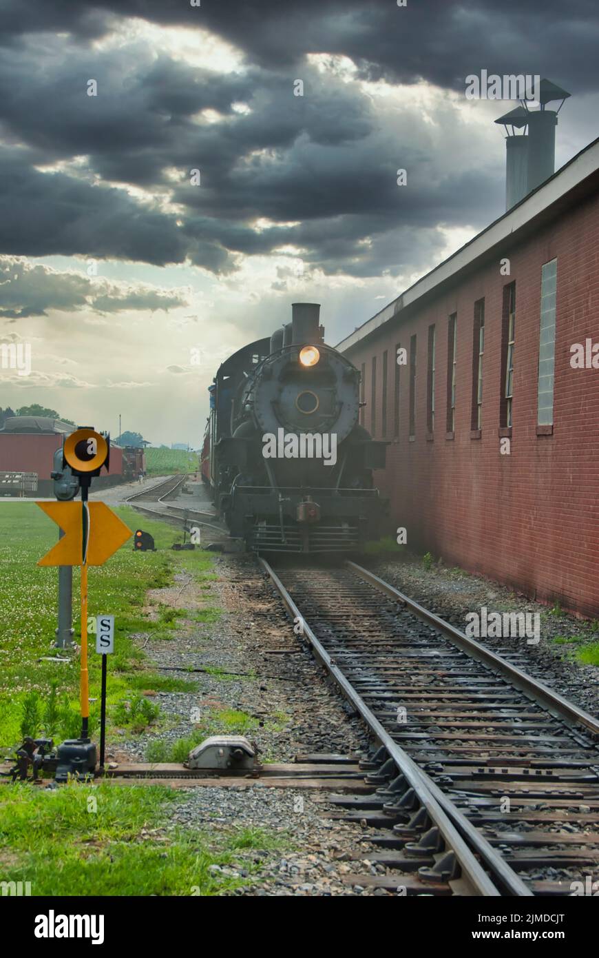 Locomotiva a vapore con autovetture Foto Stock