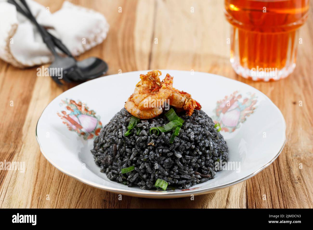 Riso calamaro nero con Topping gamberi, Nasi Goreng Cumi Hitam Foto Stock