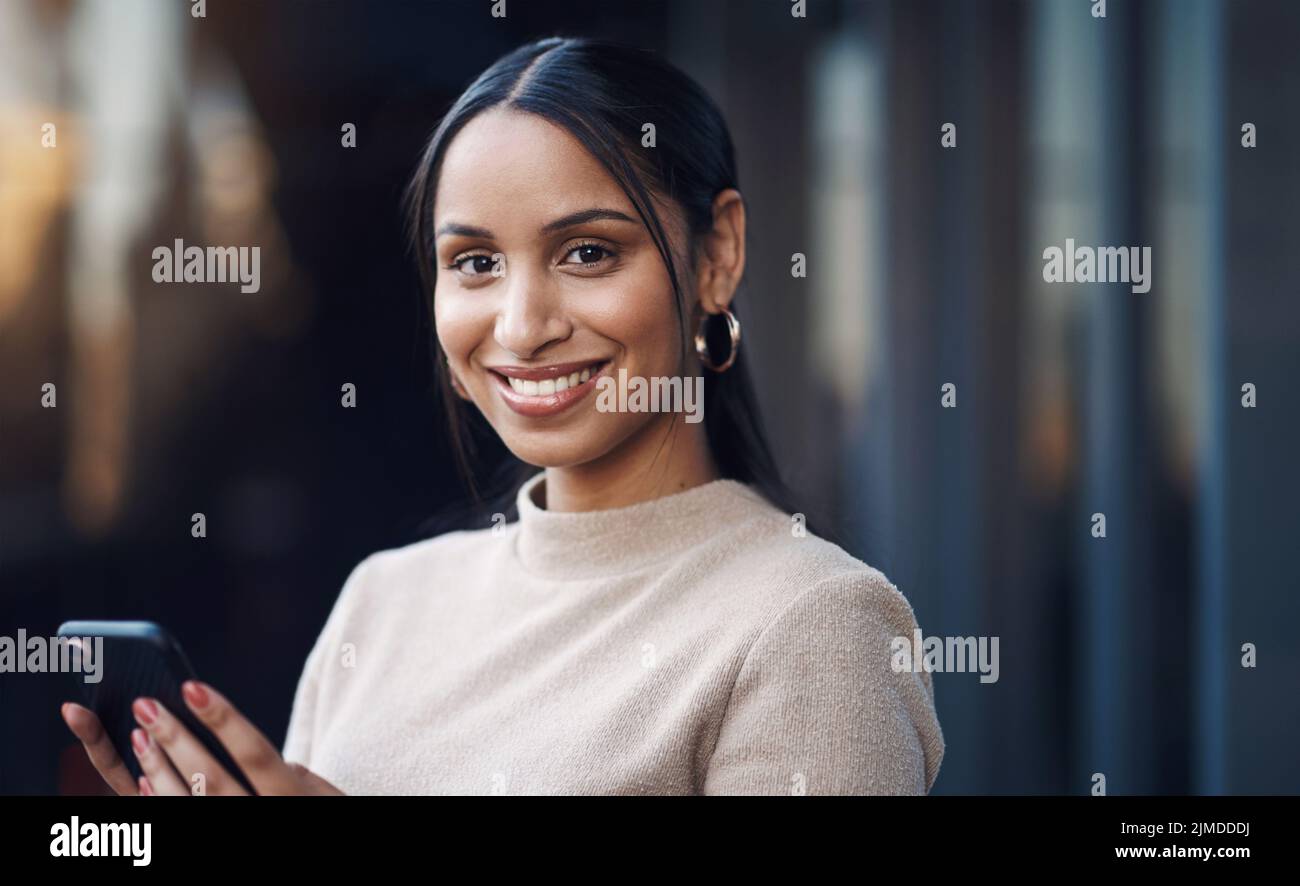 La comunicazione è fondamentale. Ritratto ritagliato di una giovane donna d'affari attraente che invia un testo mentre lavora nel suo ufficio. Foto Stock