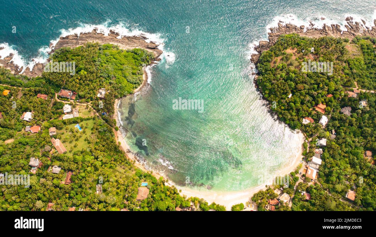 Vista aerea della baia con una spiaggia di Hiriketiya tra palme. Surf spot in Sri Lanka. Foto Stock