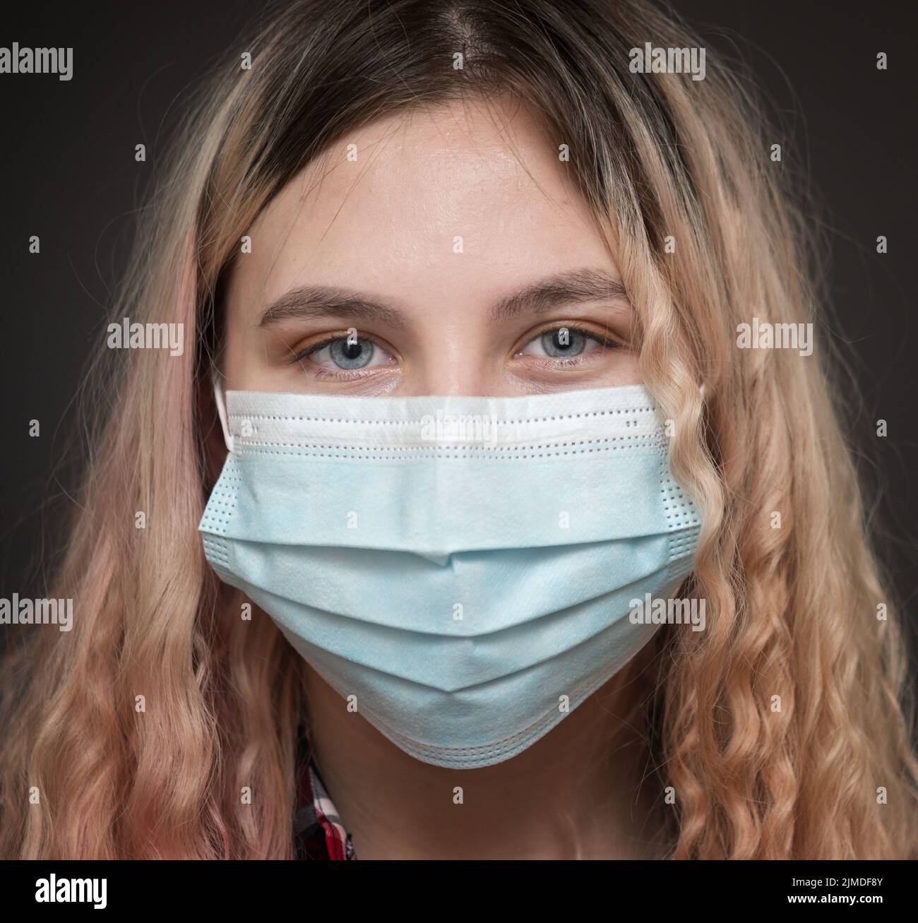 Ragazza in maschera Foto Stock