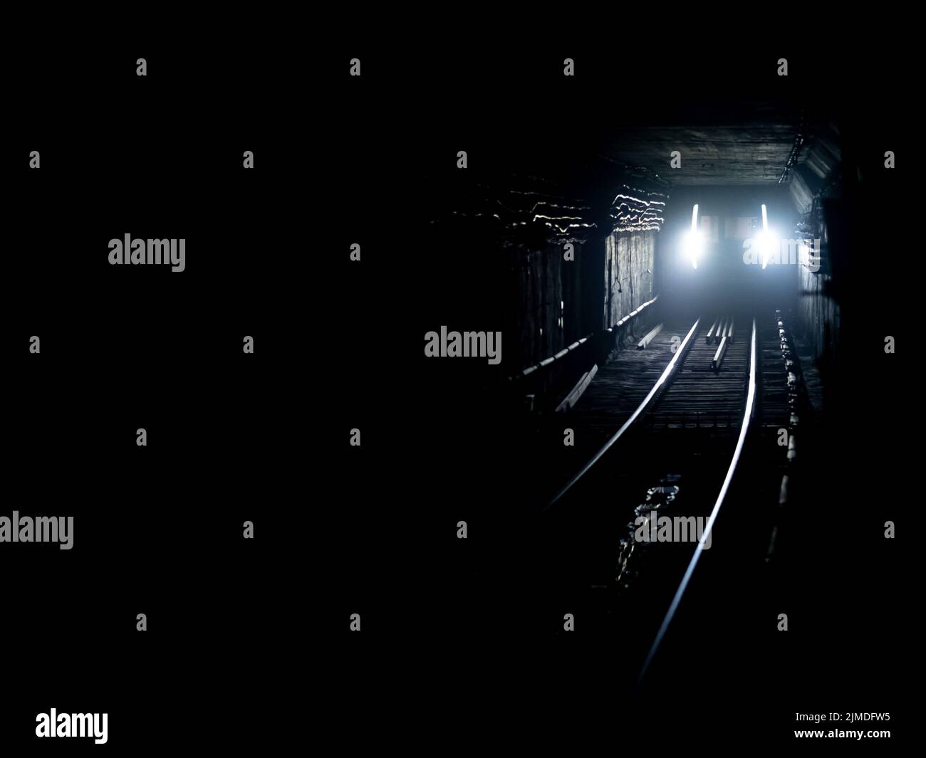 Un treno elettrico della metropolitana si muove ad alta velocità in una galleria sotterranea. Foto Stock