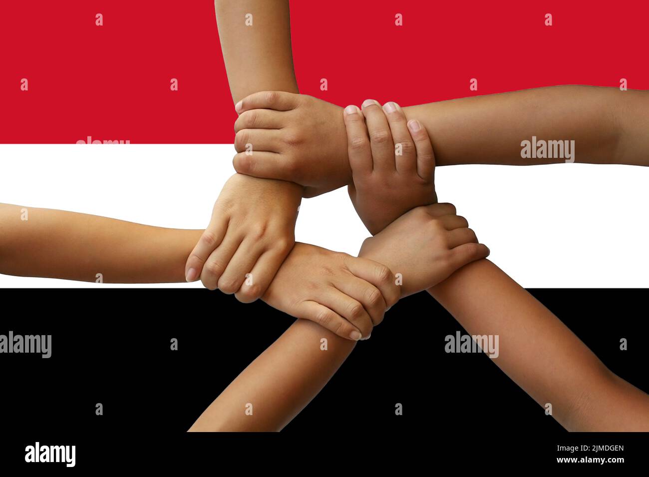Bandiera dello Yemen, l'intrecessione di un gruppo multiculturale di giovani Foto Stock