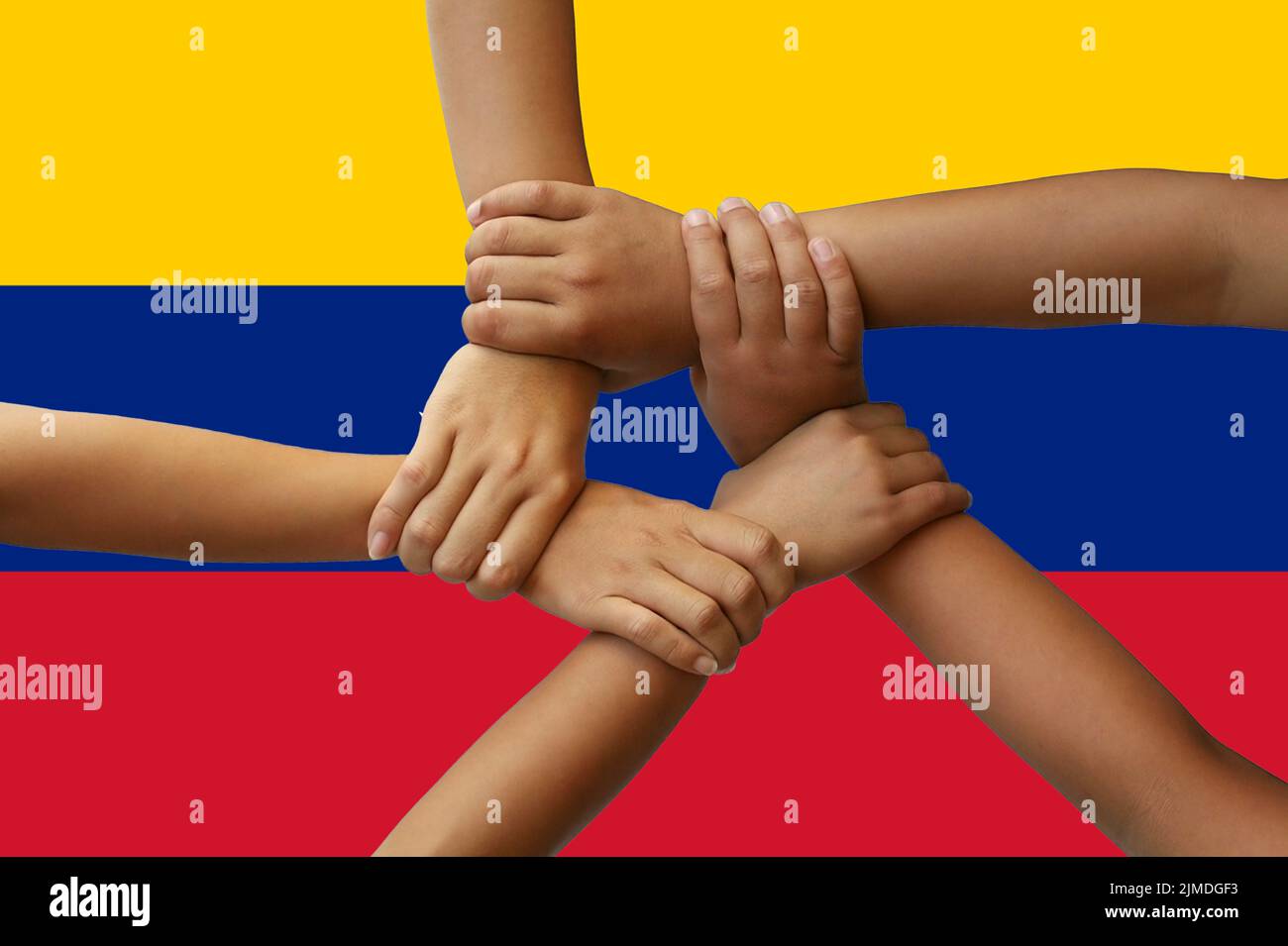 Bandiera del Venezuela, l'intrecessione di un gruppo multiculturale di giovani Foto Stock