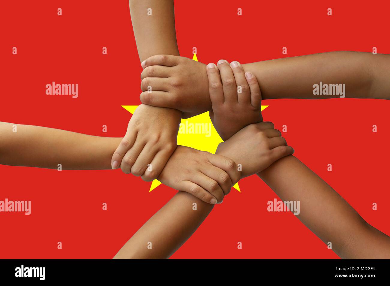 Bandiera del Vietnam, l'intrecessione di un gruppo multiculturale di giovani Foto Stock
