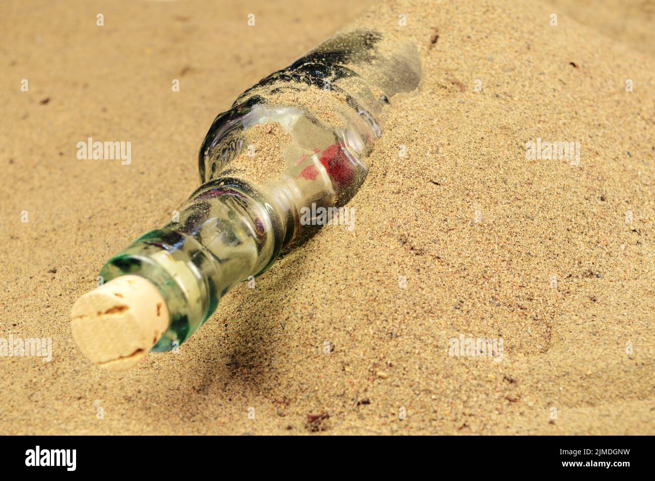 Bottiglia persa nella sabbia Foto Stock