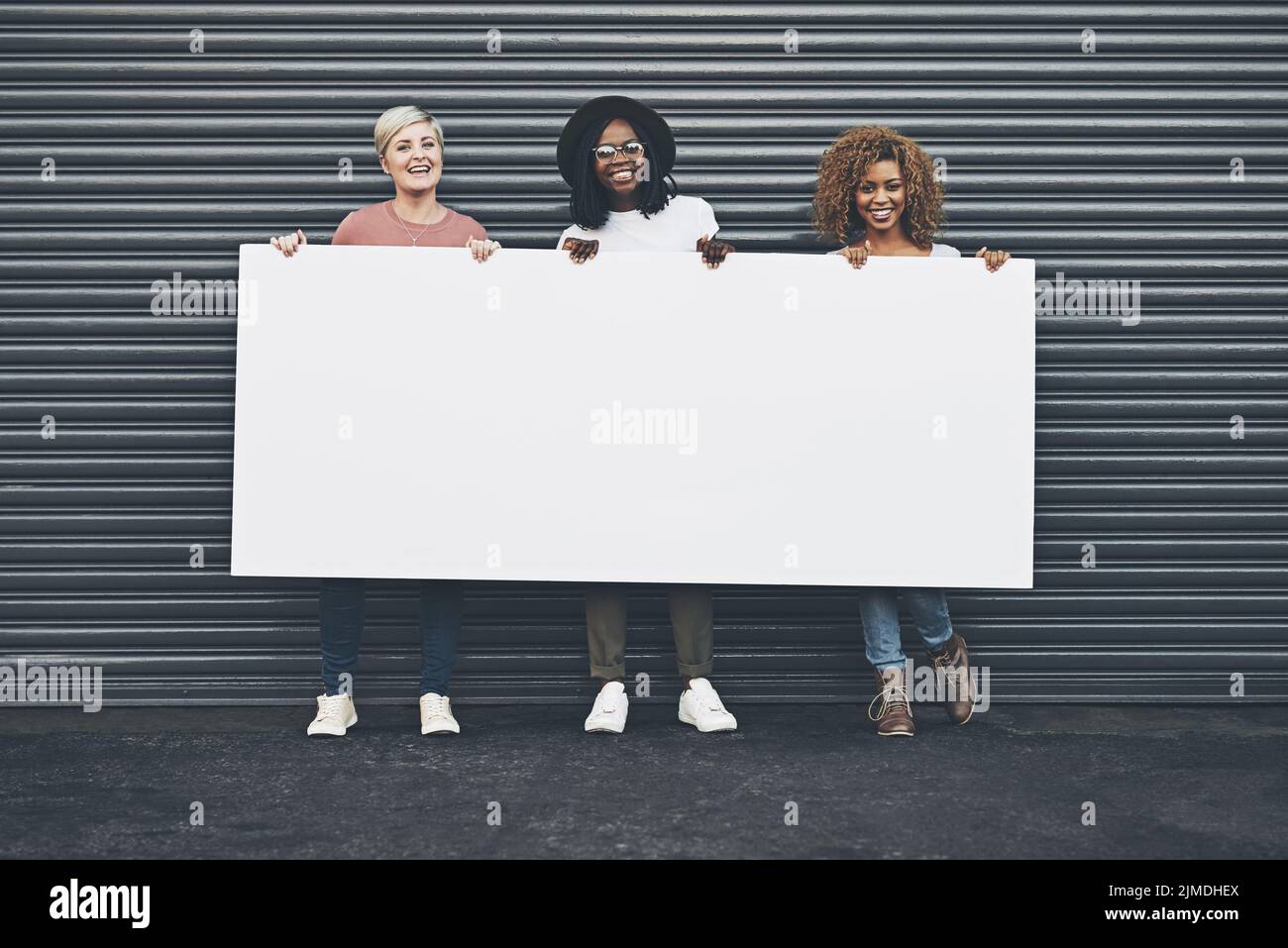 Diverse donne che tengono in bianco poster, copia spazio bordo e cartello per promuovere, mercato e pubblicizzare opinione e emancipazione femminile. Ritratto di gruppo Foto Stock