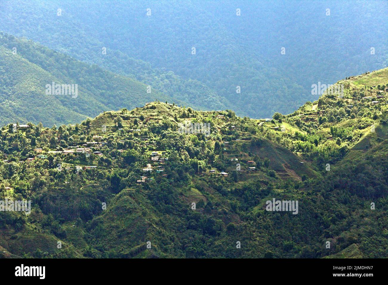 Paesaggio di un villaggio su una collina ai piedi del Monte Kinabalu in Sabah, Malesia. Foto Stock
