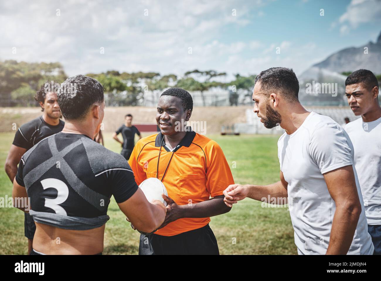 Ti viene assegnata una penalità. Un gruppo di giovani giocatori di rugby che ricevono una penalità durante una partita su un campo di rugby. Foto Stock