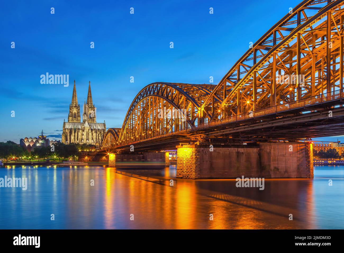 Colonia Germania, skyline notturno della città alla Cattedrale di Colonia (Cologne Dom) Foto Stock