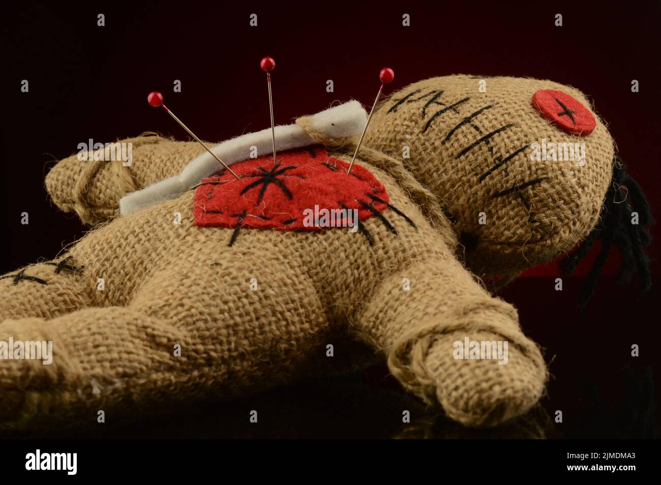 Bambola Voodoo con spilli isolati sul bianco Foto stock - Alamy