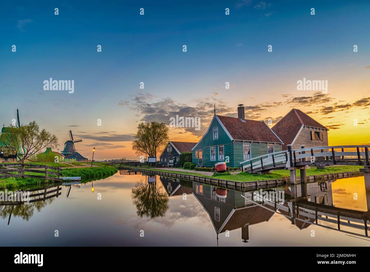 Amsterdam Paesi Bassi, Alba paesaggio del mulino a vento olandese e casa tradizionale a Zaanse Schans VI Foto Stock