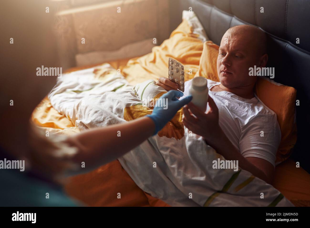 Chiamata di casa. Il paziente comunica con il medico. Esame da parte di un medico malato. Ammalarsi con covid. Restrizioni di quarantena. Foto Stock