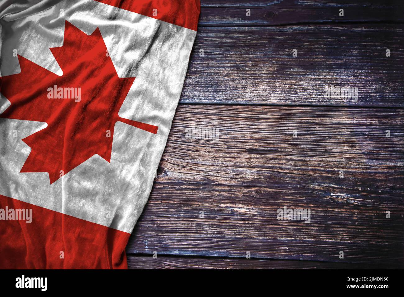 Bandiera canadese su sfondo rustico in legno per il Canada Day, Remembrance Day o Labor Day concetto. Foto Stock