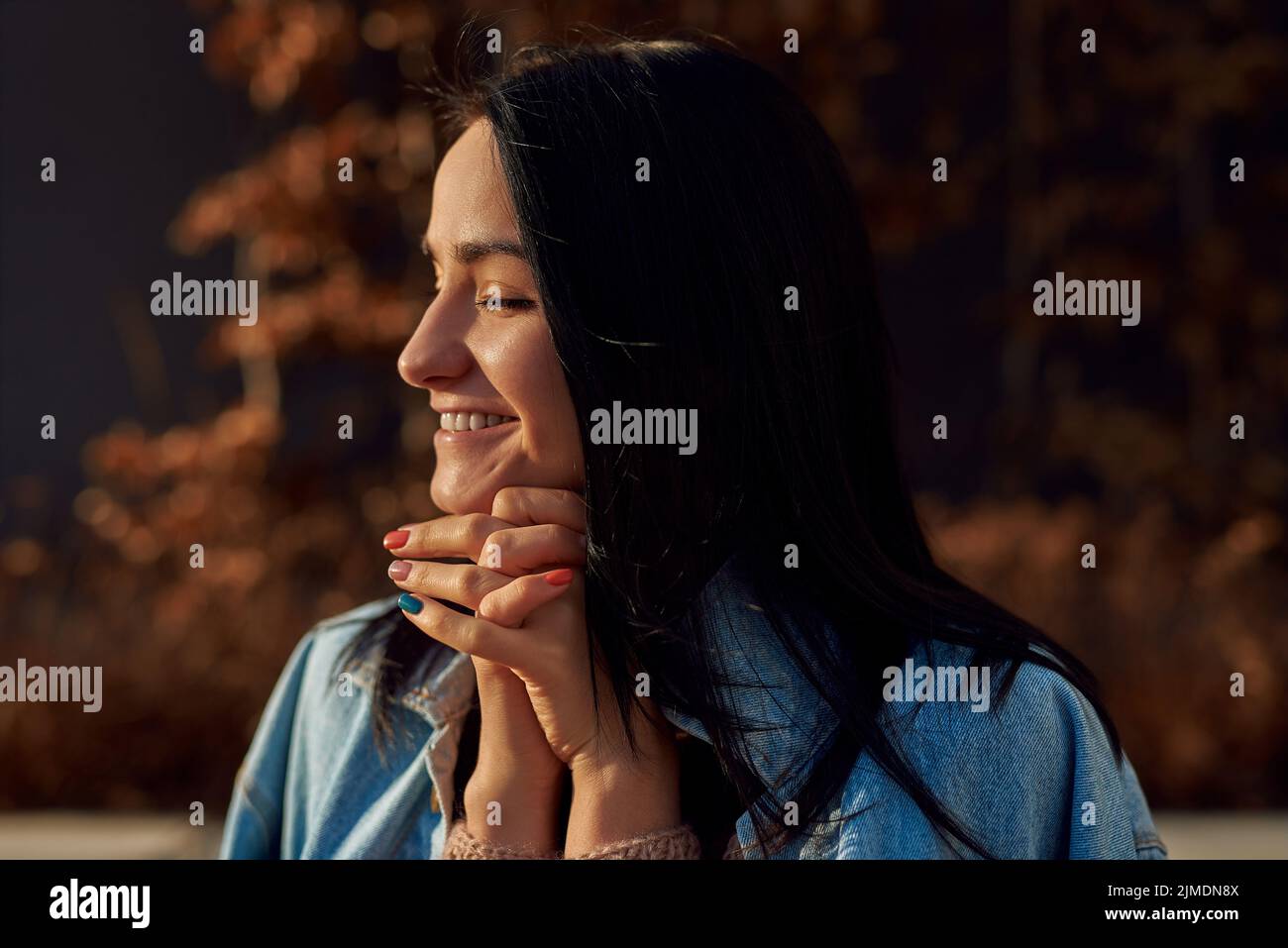 Piacevole brunetta femminile che dimostra gioia e felicità Foto Stock