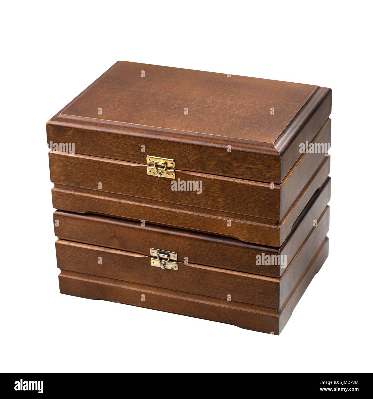 Due cassa di legno marrone con coperchio e chiusura isolata su bianco. Foto Stock