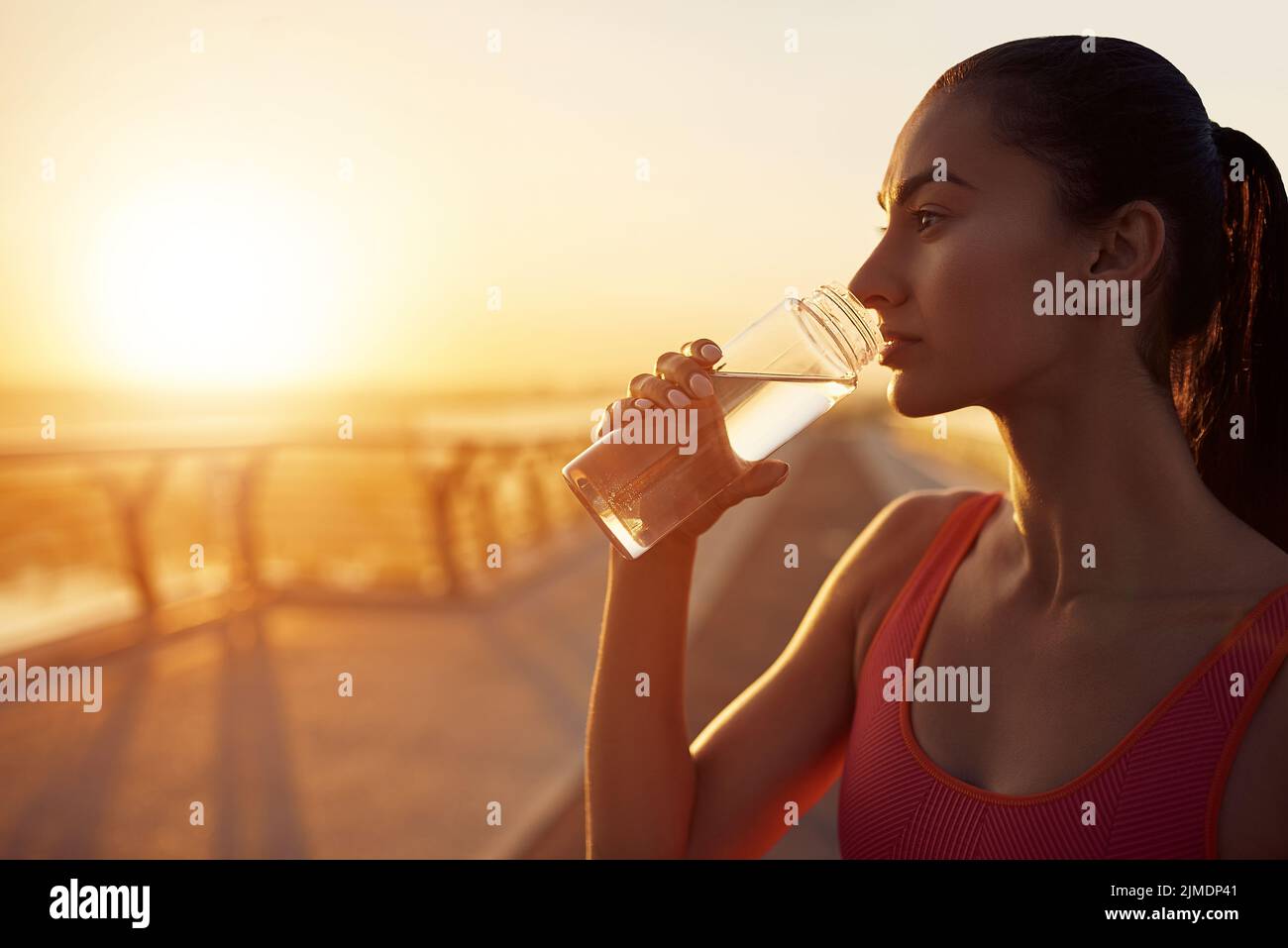 Ragazza che fa sport all'aperto al mattino Foto Stock