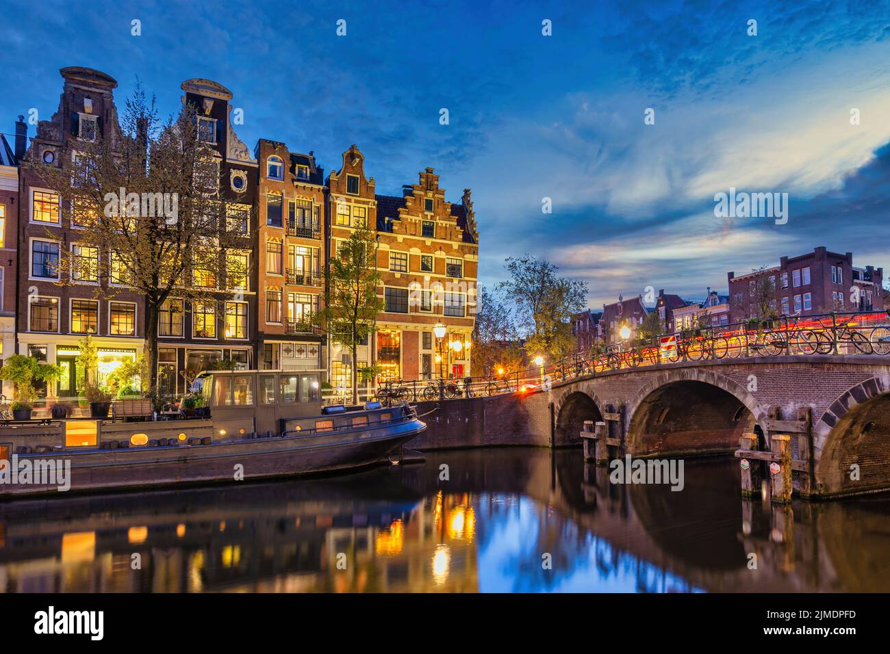 Amsterdam Olanda, skyline notturno della città di casa olandese sul lungomare del canale Foto Stock
