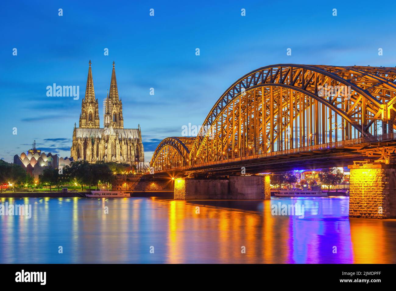 Colonia Germania, skyline notturno della città alla Cattedrale di Colonia (Cologne Dom) Foto Stock