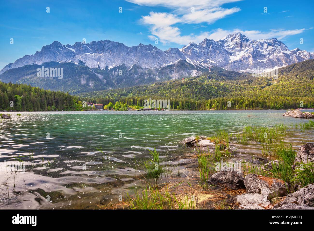 Garmisch Partenkirchen Germania, la cima Zugspitze e la catena montuosa delle Alpi con il lago Eibsee Foto Stock