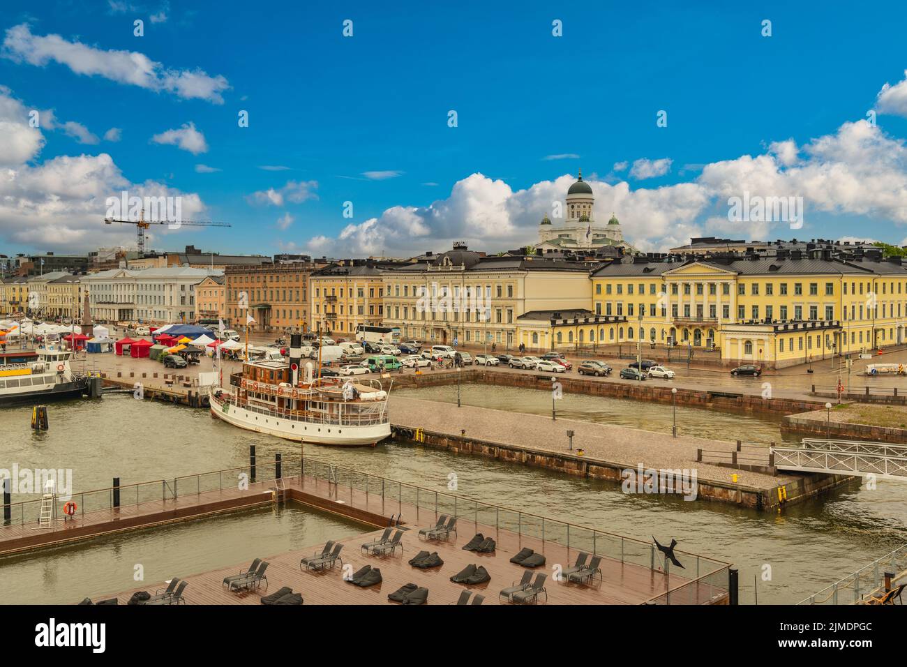 Helsinki Finlandia, skyline della città al molo della città vecchia di Helsinki e Piazza del mercato Foto Stock