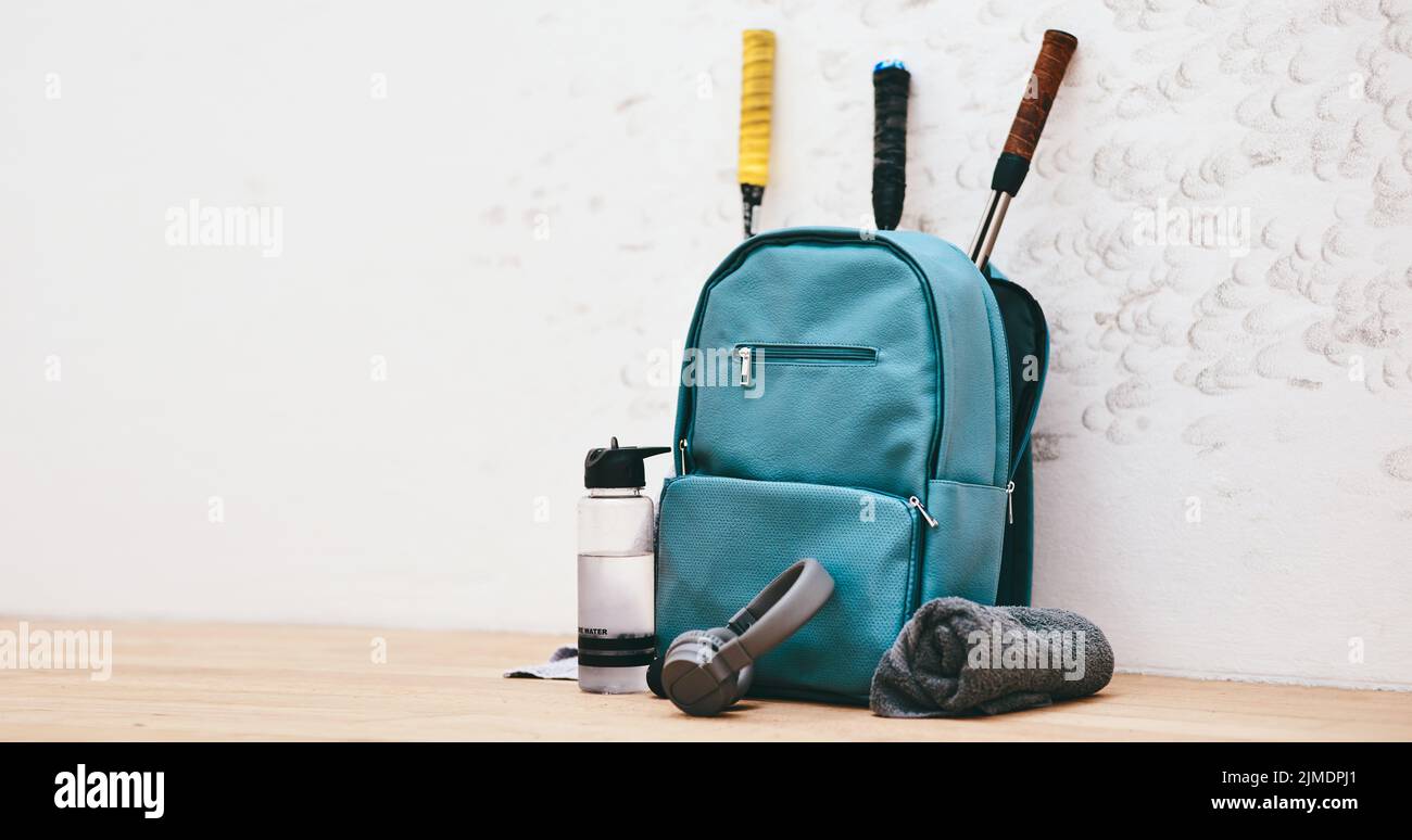 Riunisci i tuoi outfit, Weve ha avuto un gioco da giocare. Una borsa sportiva e altri oggetti in un campo da squash vuoto. Foto Stock