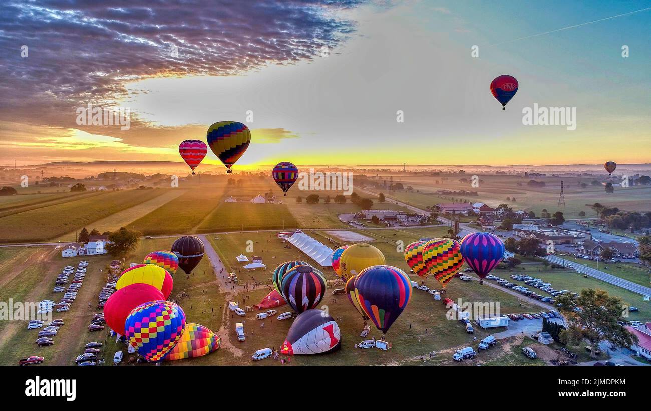 Mongolfiere che decolgono all'alba Foto Stock