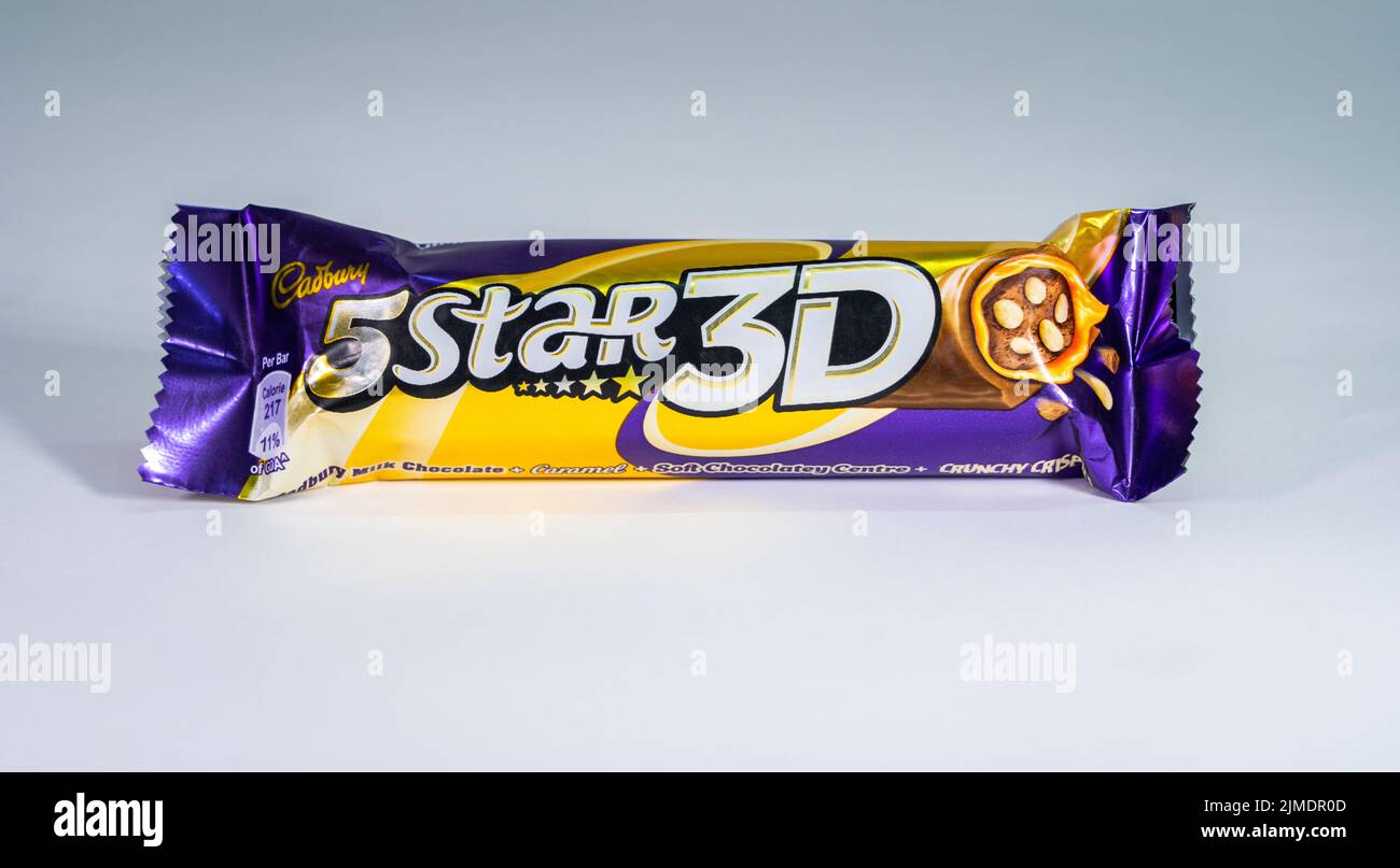 Un bar di Cadbury 5-Star 3D su sfondo bianco. Foto Stock