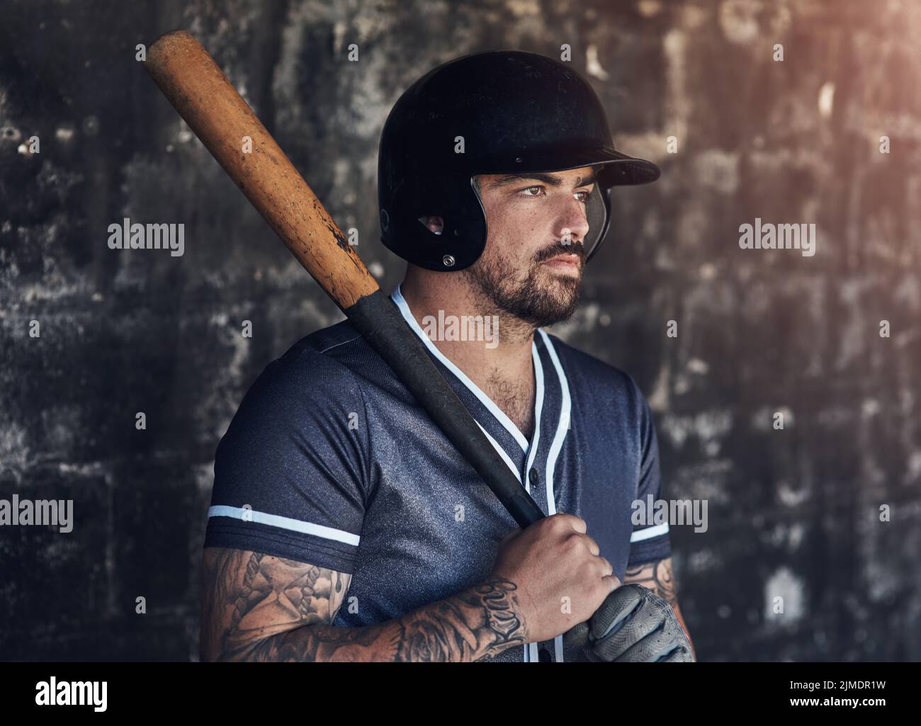 In una lega di suo. Un giovane che tiene la sua mazza ad una partita di baseball. Foto Stock