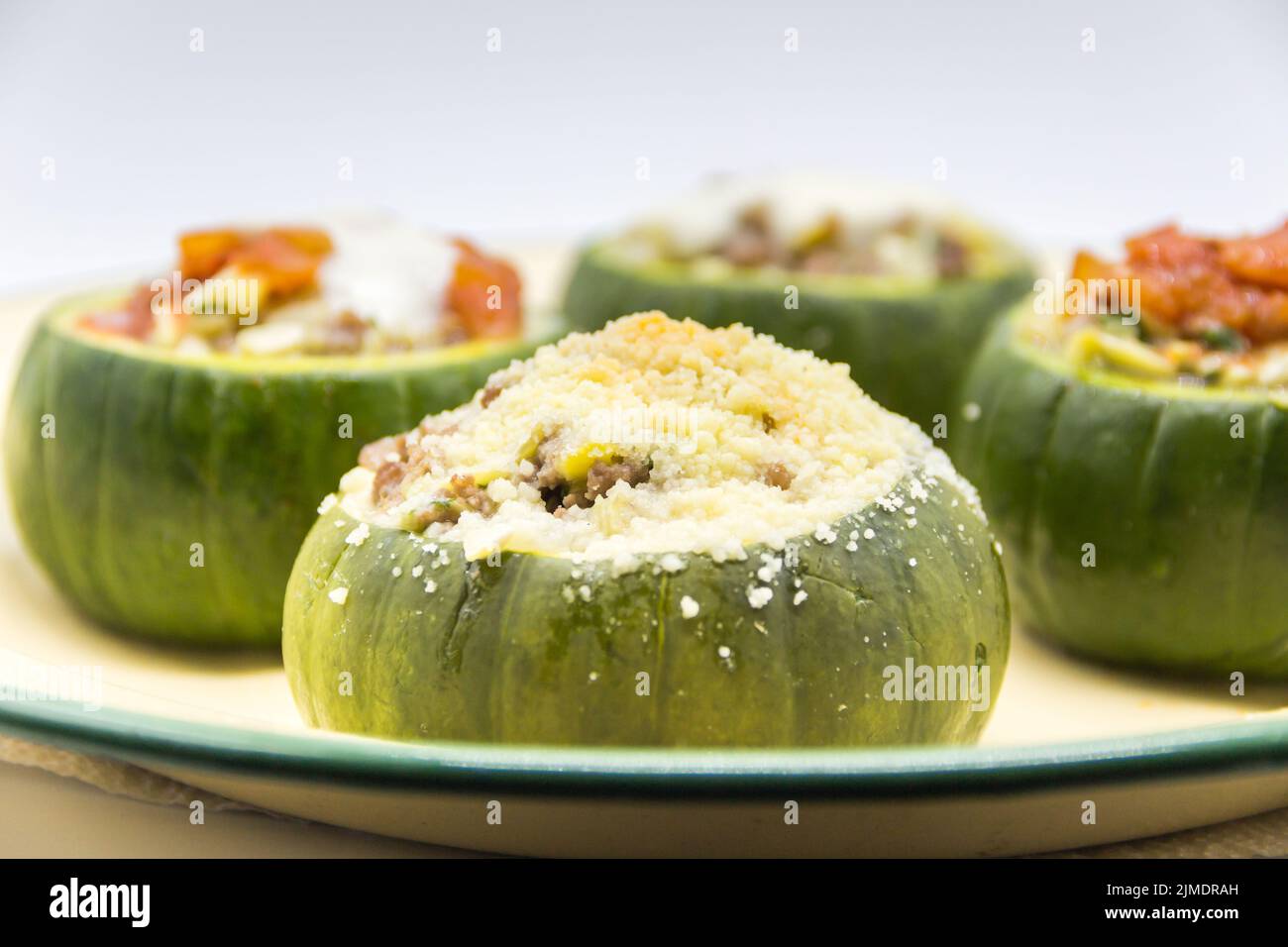 Zucchine farcite con carne e una varietà di salse Foto Stock